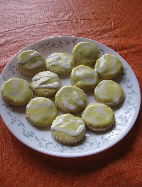 Simple use and presentation of royal icing in cookies. 