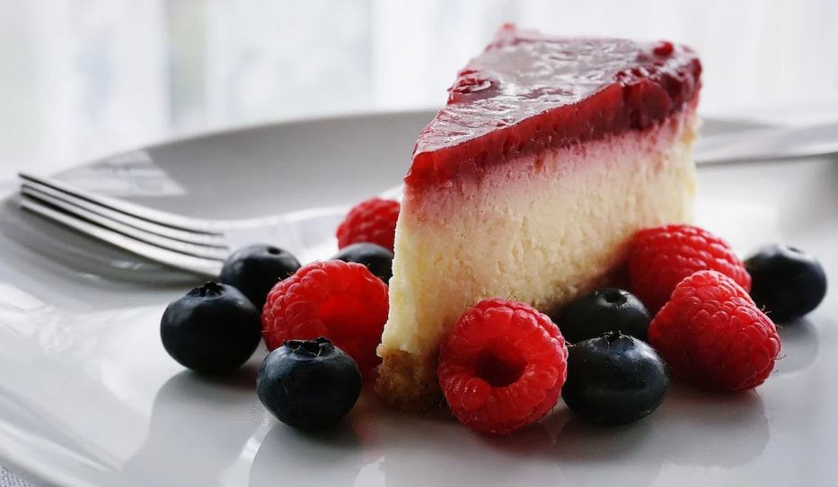 A craving for sweets can be sated through a delectable cheesecake treat.